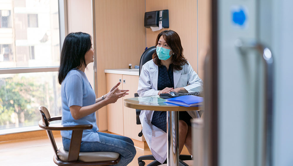 Cancer patient discusses coronavirus concerns with her oncologist
