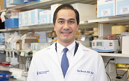 Dr. Dan Barouch in his lab