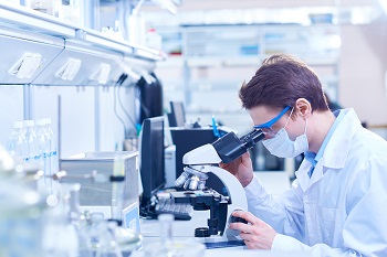 BIDMC researcher performing medical oncology research BIDMC researcher performing medical oncology research