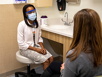 A BIDMC OBGYN meets with a female patient.