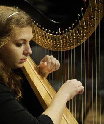 A female musician from BIDMC's Celtic Harp Healing Music Program playing the Celtic Harp. A female musician from BIDMC's Celtic Harp Healing Music Program playing the Celtic Harp.