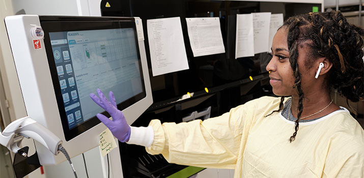 BIDMC clinician working on COVID testing in the lab
